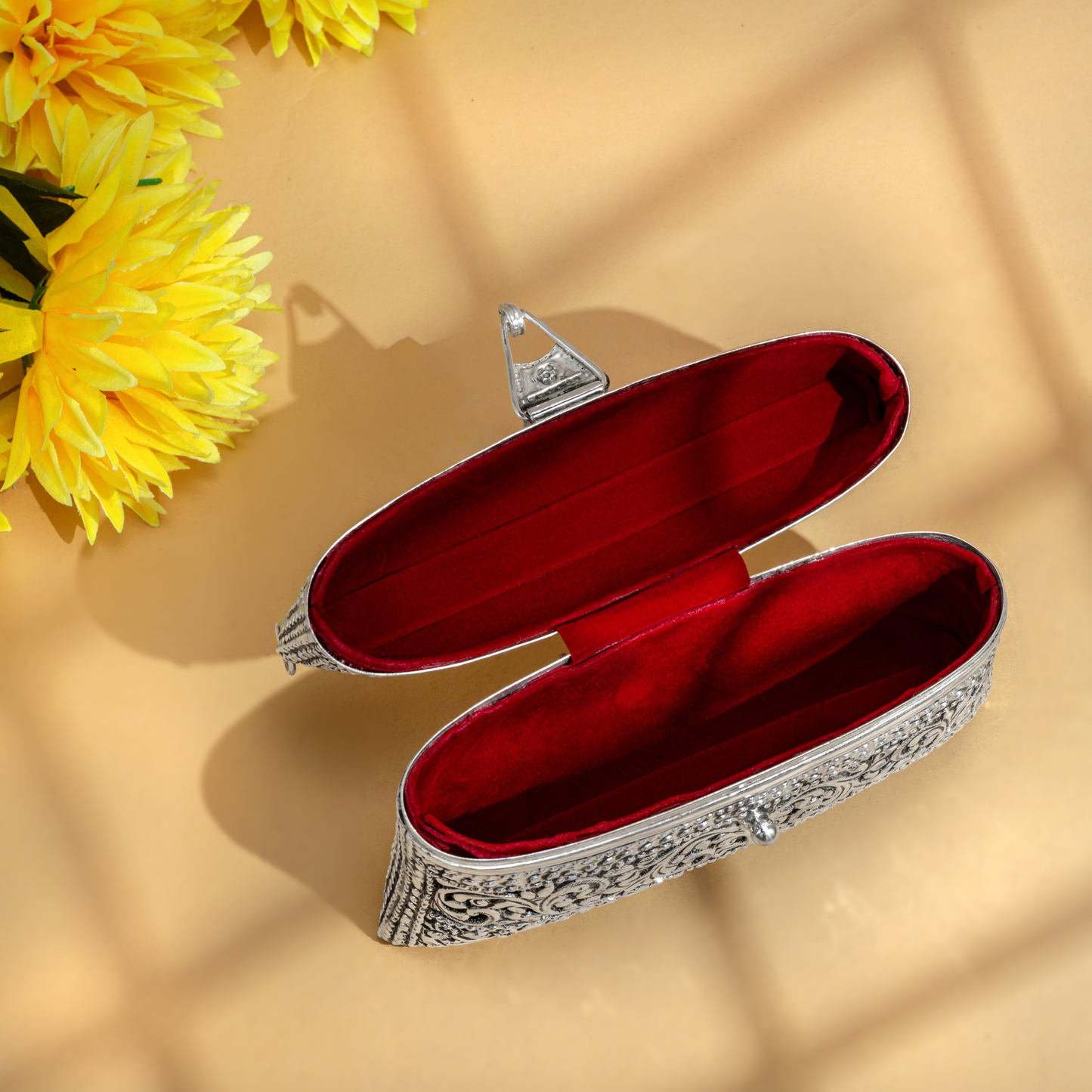 Radiant Antique Silver Stylish Purse with Vintage Elegance